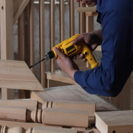 Barreno Dewalt Rotacional DWD014-B3 aplicado en madera