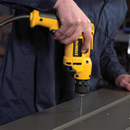 Taladro Dewalt Rotacional DWD014-B3 aplicado en metal