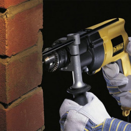 Taladro Dewalt Percutor DW508S-B3 perforando concreto