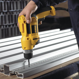 Taladro de 3/8" Rotacional Dewalt DWD110K en uso